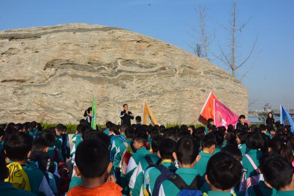 濮阳市开德小学开展了“童眼看濮阳 龙湖文化行”活动