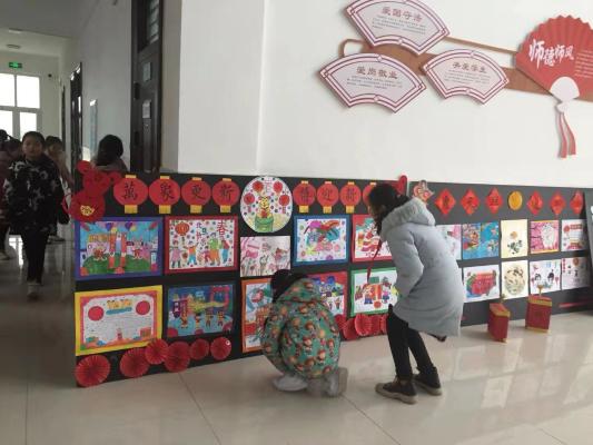 濮阳市绿城实验学校开展了“赏花灯，品年俗”创意作品展